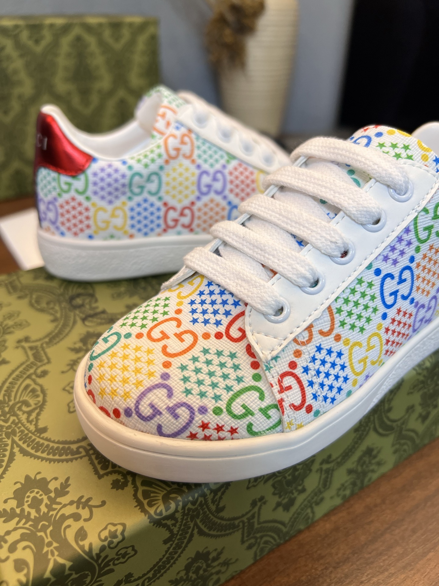 Children's shoes child